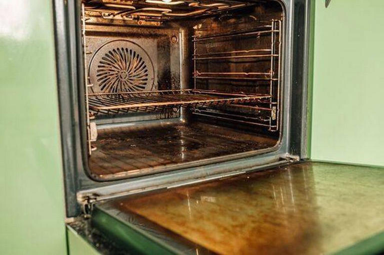 How to Clean Oven Interior With Vinegar: Easy & Effective Tips