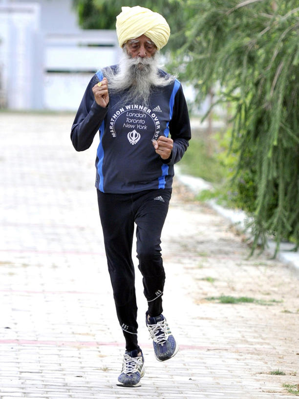 Fauja Singh running in Jalandhar, India, in 2016 (Picture: Keshav Singh/Hindustan Times via Getty Images)