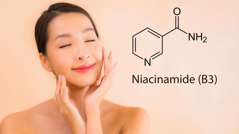 Niacinamide giúp giảm đáng kể đốm tăng sắc tố, cải thiện độ sáng của da.