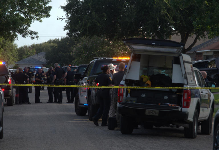 Corpus Christi police officer fatally shoots man while responding to(02)