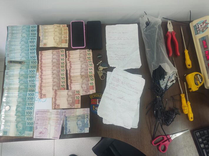 Dinheiro, alicate e celular da vítima foram encontrados no local. Suspeito de mantê-las em cárcere privado foi preso em flagrante. Foto: Divulgação/Polícia Militar PR
