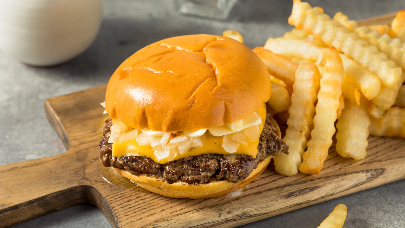 8 chain restaurants where cheeseburgers and onion rings steal the show