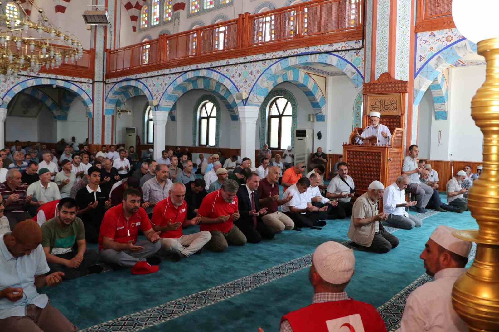 SULTANBEYLİ’DE 15 TEMMUZ ŞEHİTLERİ DUALARLA ANILDI