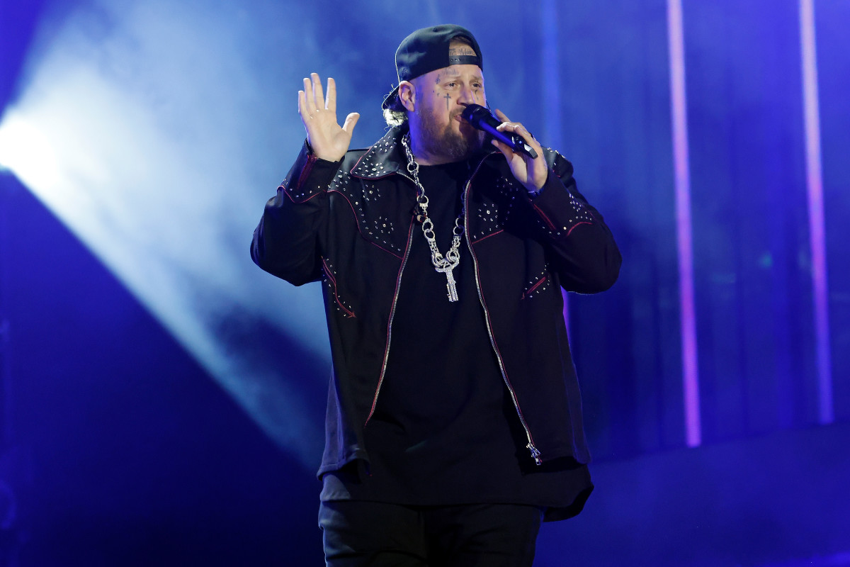 Jelly Roll 'Had a Hard Time Getting Through' Performance During Emotional  Concert Moment