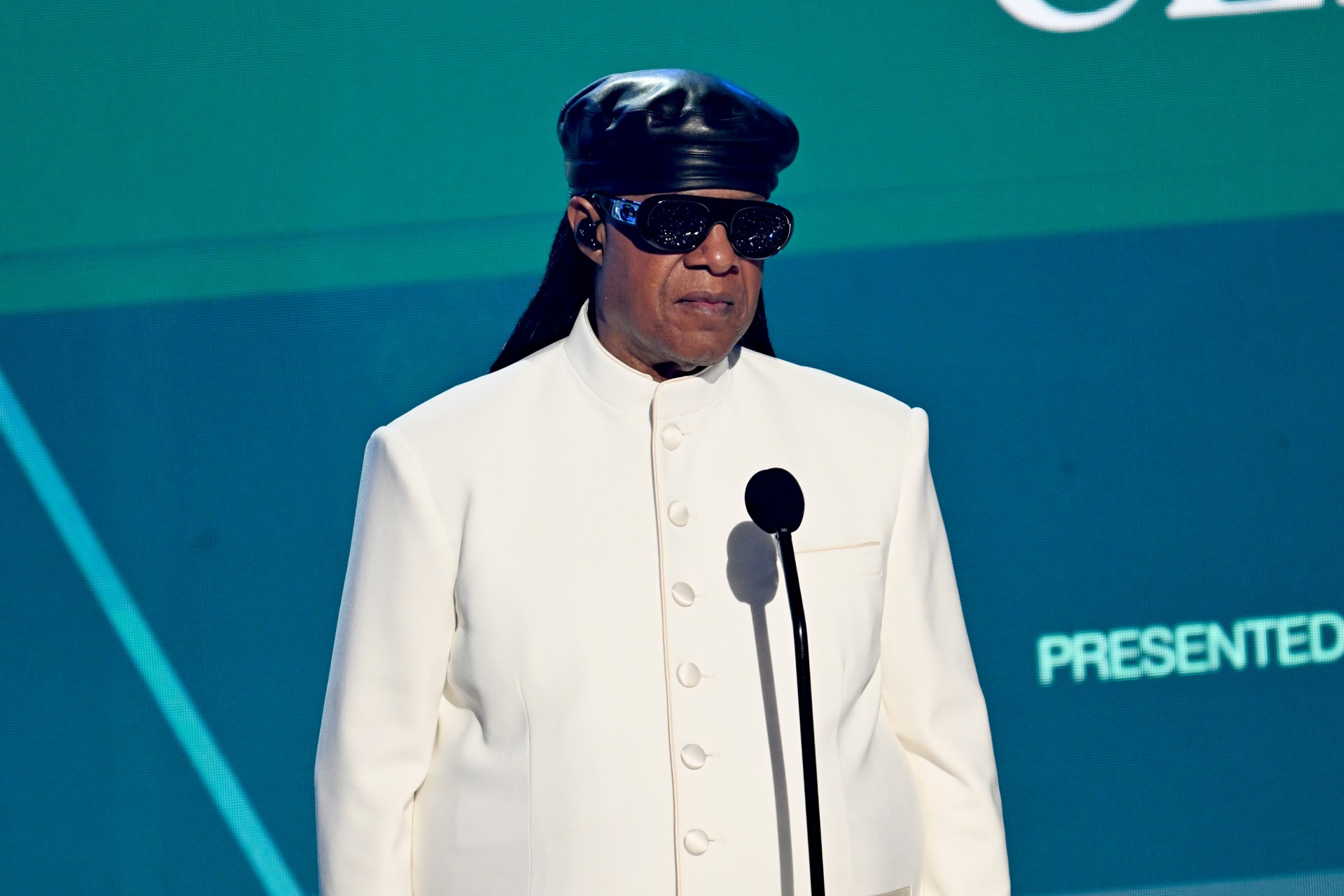 Stevie Wonder addresses rumour he's not really blind