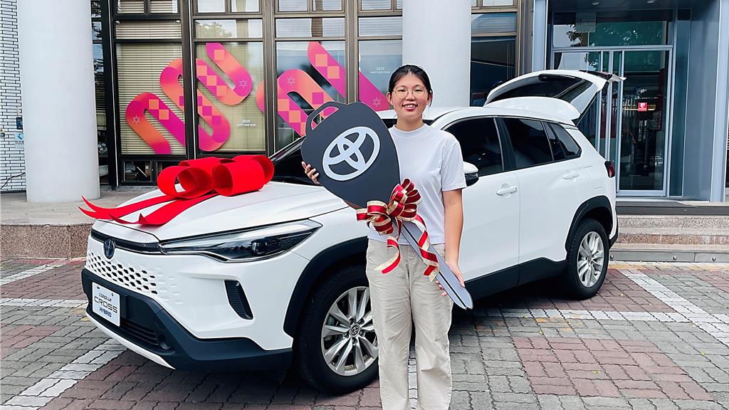 來自新北、畢業於台東大學的李小姐從萬人中脫穎而出，抱回市值百萬的日系油電車，晉升有車一族。（蕭嘉蕙攝）