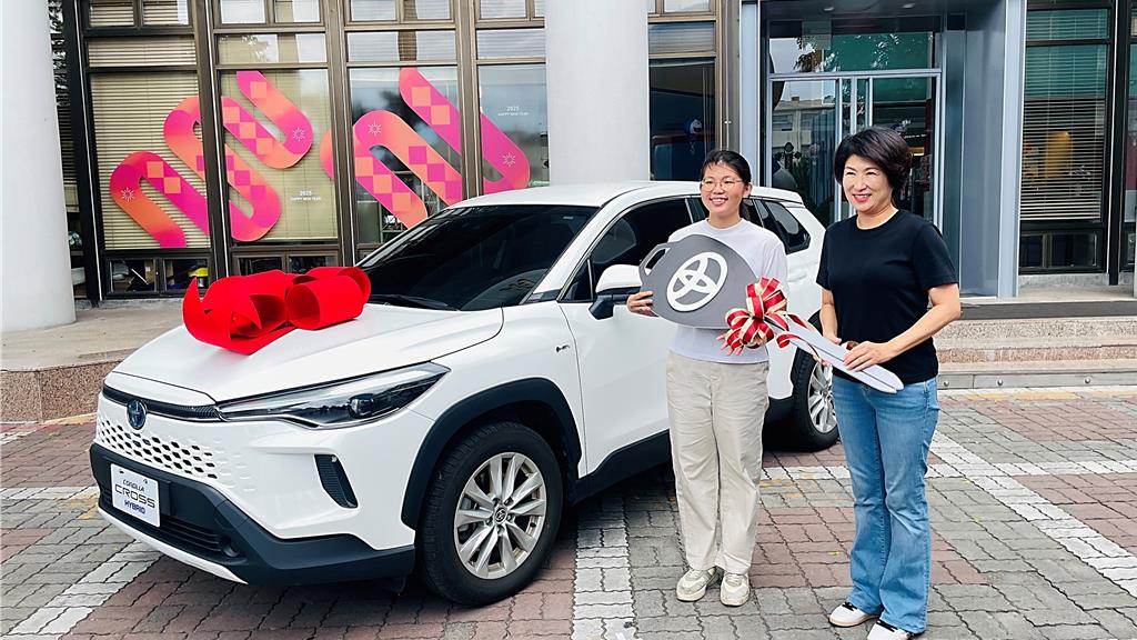 台東縣長饒慶鈴（右）親頒百萬日系油電車車鑰匙予抽獎活動幸運得主李小姐（左）。（蕭嘉蕙攝）