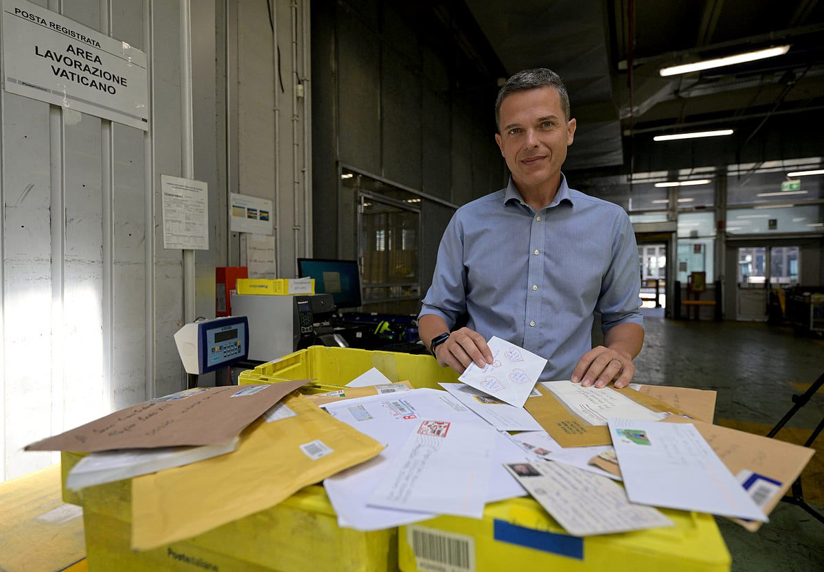 Italy sorts vast piles of post for popular Pope Leo Italy sorts vast piles of post for popular Pope Leo
