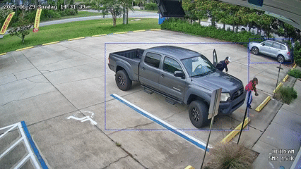 Dramatic video shows woman fight off kidnapper