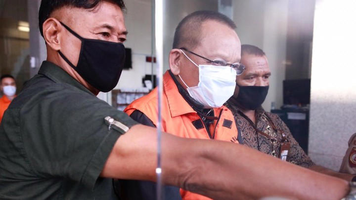 Eks Sekretaris Mahkamah Agung (MA), Nurhadi (tengah) digiring menuju Rutan KPK, Jakarta, Selasa (2/6). Foto: Dok. Humas KPK
