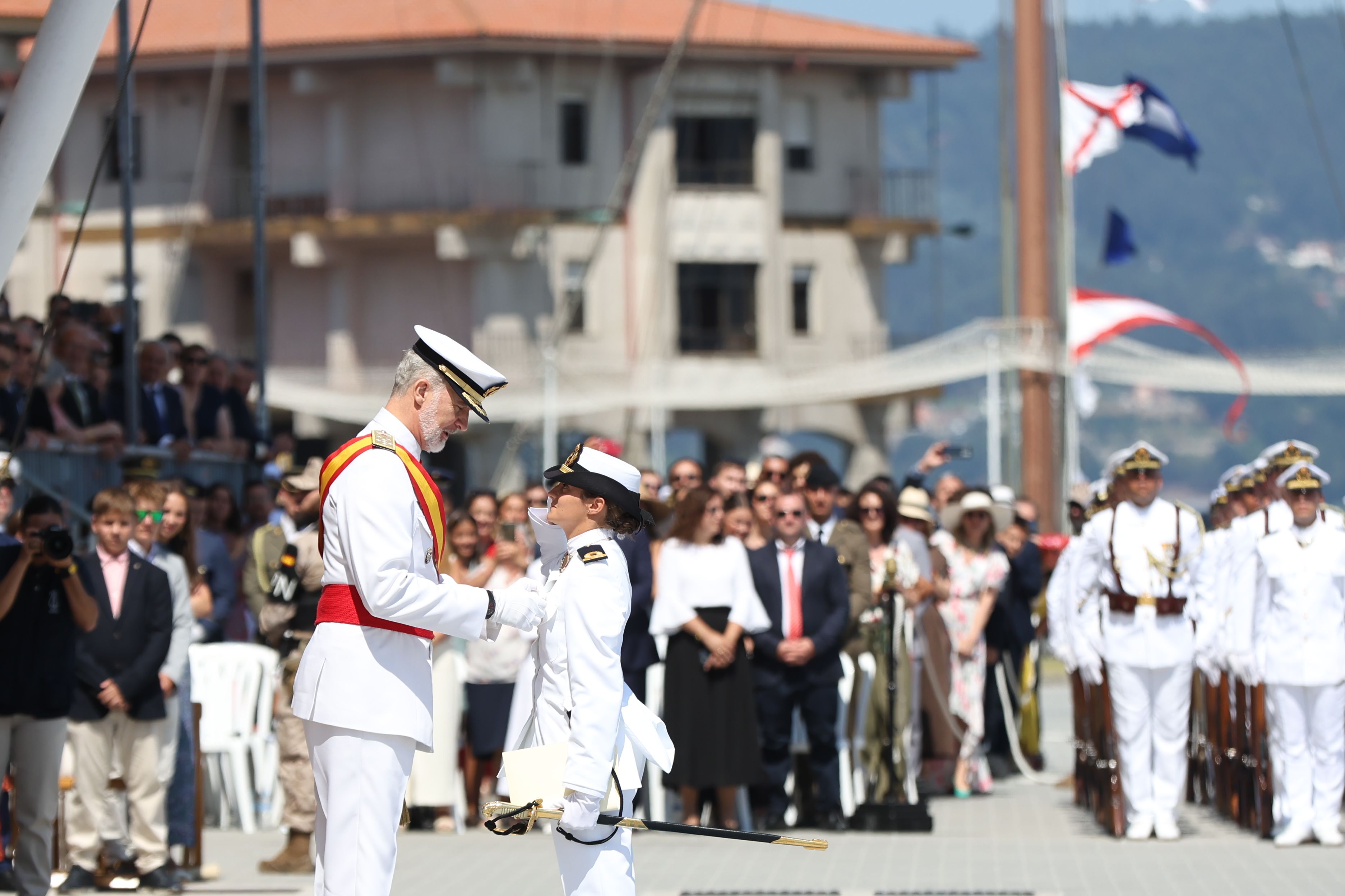 Primer encuentro familiar del año: Felipe, Letizia y la infanta Sofía  arropan a Leonor en su despedida en Marín