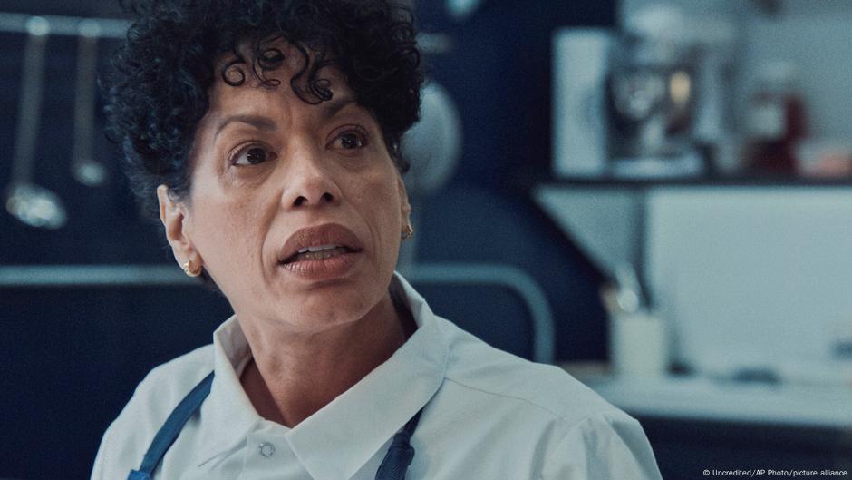 La actriz estadounidense de origen puertorriqueño Liza Colon-Zayas logra su segunda nominación consecutiva al Emmy a mejor actriz de reparto por su interpretación como Tina Marrero en la serie de comedia ‘The Bear’.