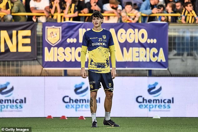 The 22-year-old defender has signed on loan from Lazio for Cremonese, a promoted club 