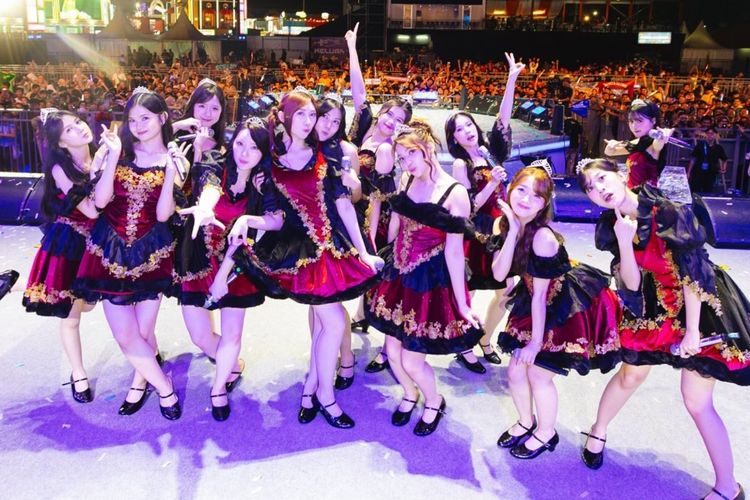 Grup idola JKT48 saat tampil di Jakarta Fair 2025.