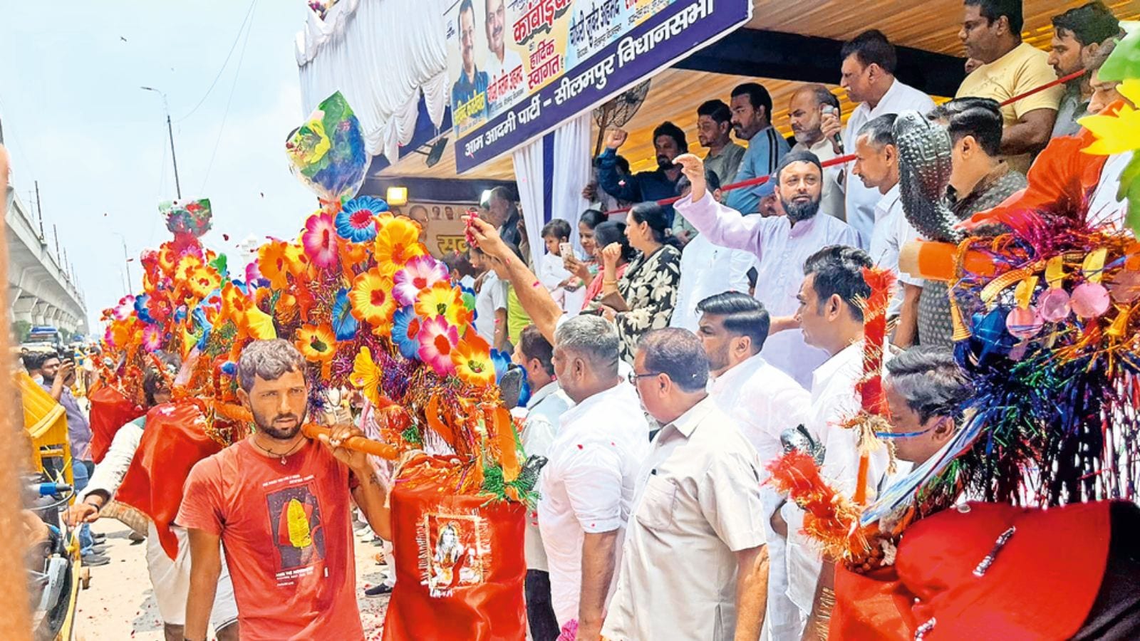 At Sadbhavna Camp, tradition of Muslims showering kanwariyas with rose petals continues