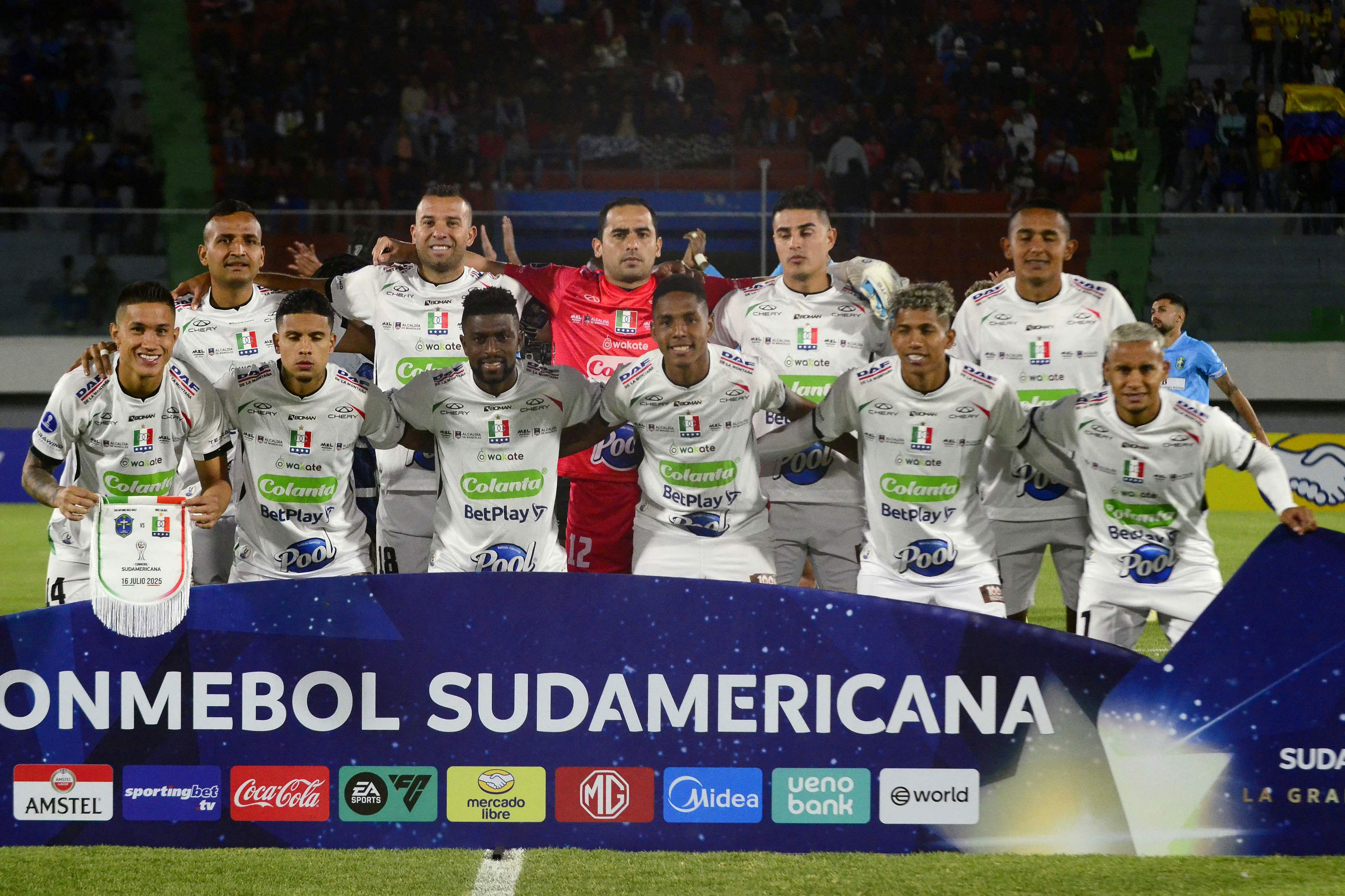 Players of Once Caldas pose for a team photo ahead of the Copa Sudamericana knockout round play-off football match between Bolivia's San Antonio Bulo Bulo and Colombia's Once Caldas, at the Felix Capriles stadium in Cochabamba, Bolivia, on July 16, 2025. (Photo by Fernando CARTAGENA / AFP)