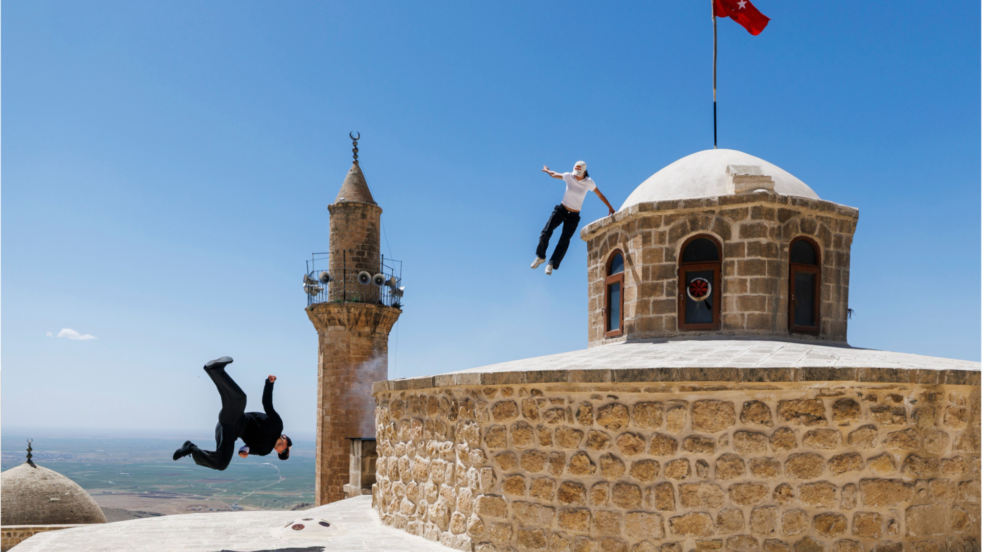 Las 'freerunners' Hazal Nehir y Lilou Ruel deslumbran en la monumental ...