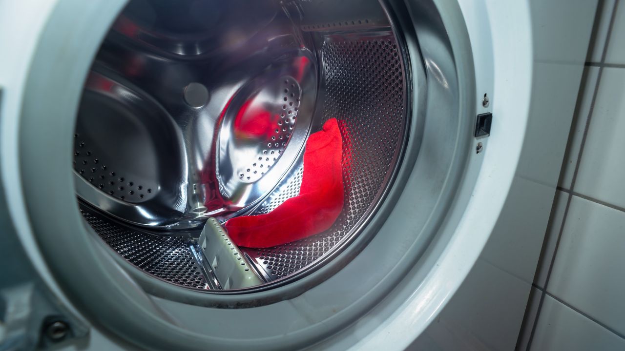 On sait enfin où disparaissent les chaussettes dans la machine à laver — free download