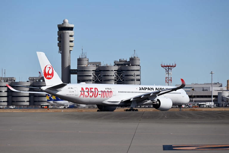 JAL A350-900 初号機 特別塗装 1000台限定 JAL赤いロゴ描いたエアバス