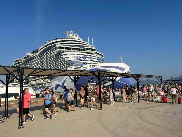 MUĞLA’NIN BODRUM İLÇESİNE GELEN NORWEGİAN VİVA ADLI YOLCU GEMİSİ, 3 BİN 581 YOLCU GETİRDİ.
