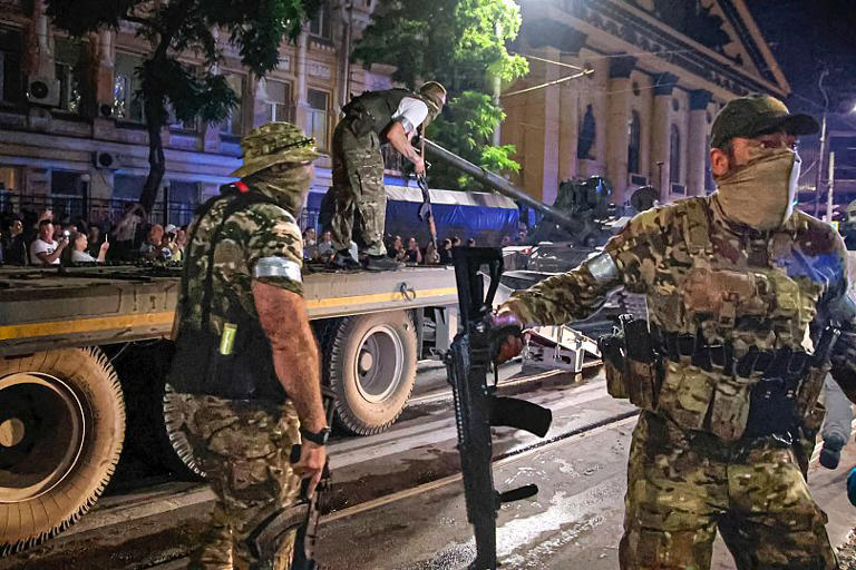 Mercenaries with Russia's Wagner Group load a tank onto a truck in Russia's city of Rostov-on-Don, 24 June, 2023 AP Photo