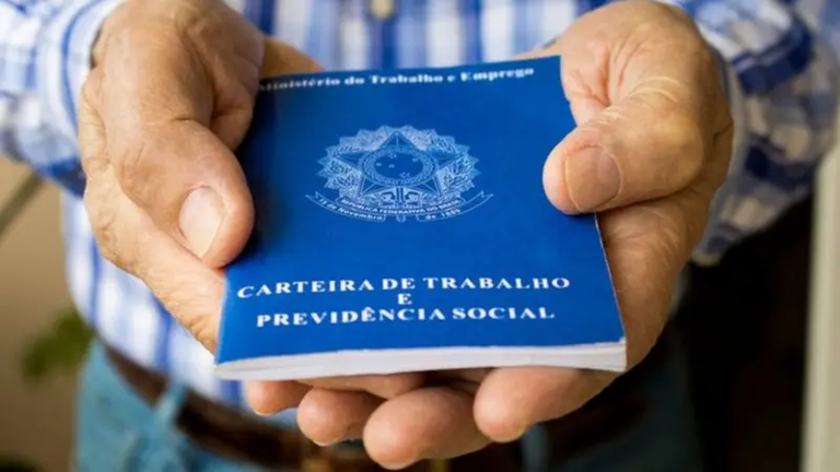 Trabalhador de renda média paga, proporcionalmente, mais IR que miliomários, mostram dados da Receita