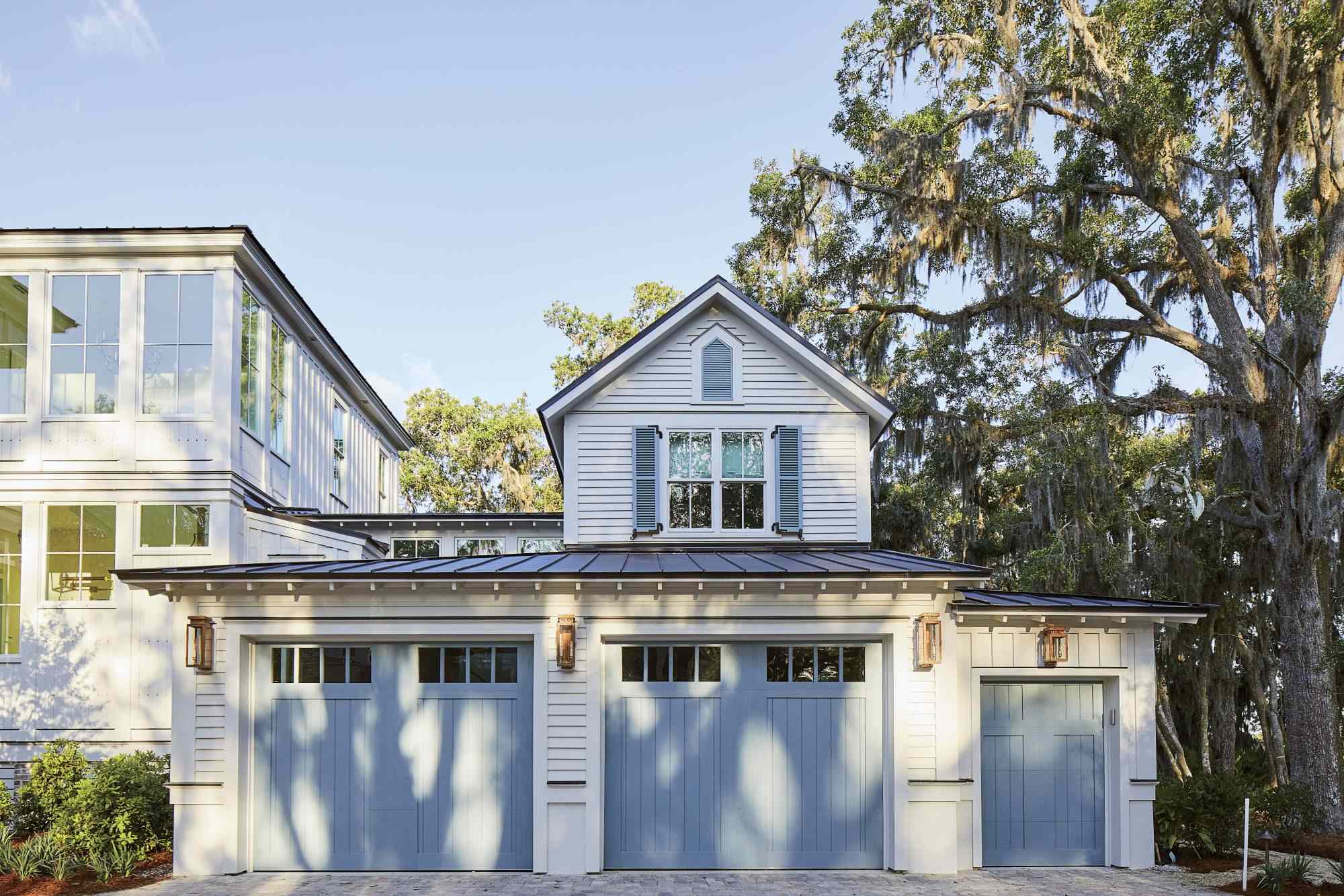 4 Paint Colors Experts Say You Should Never Use On Garage Doors