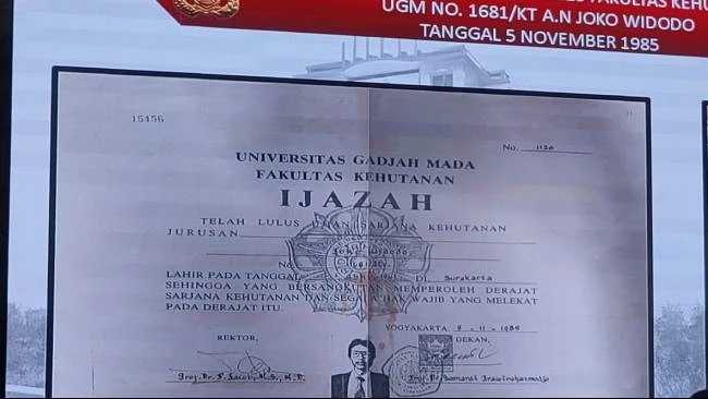 Foto dari fotokopi ijazah S1 Fakultas Kehutanan UGM milik Presiden ke-7 RI, Joko Widodo (Jokowi) yang ditampilkan dalam layar saat konferensi pers Bareskrim Polri, Jakarta, Kamis (22/5/2025).