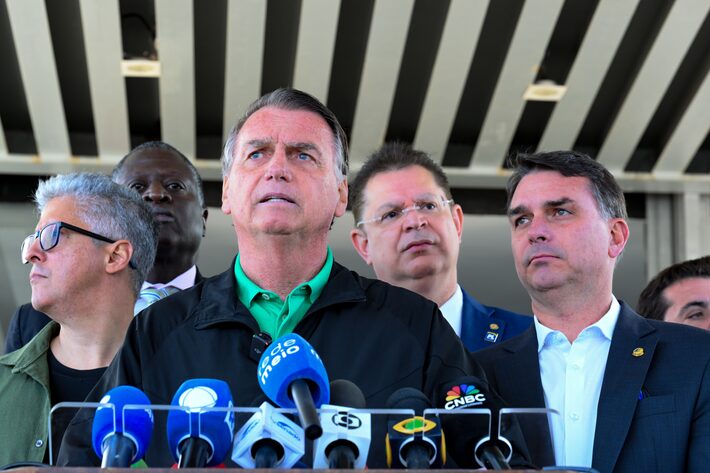 Flávio Bolsonaro afirma que apoio a Rodrigo Bacellar foi ‘precipitado’