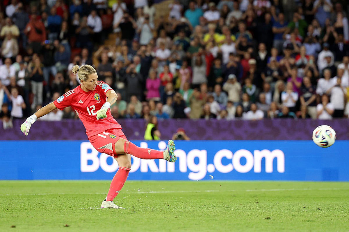 Lionesses Hannah Hampton baffled by Sweden goalkeeper taking penalty Lionesses Hannah Hampton baffled by Sweden goalkeeper taking penalty