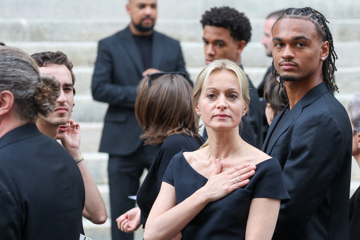 Lễ tang của Thierry Ardisson: Audrey Crespo-Mara khiến khách mời sửng sốt với lựa chọn táo bạo này