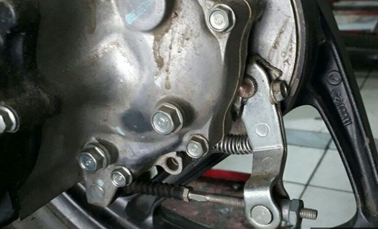 Biar nggak karatan, begini cara merawat per rem tromol di motor bekas