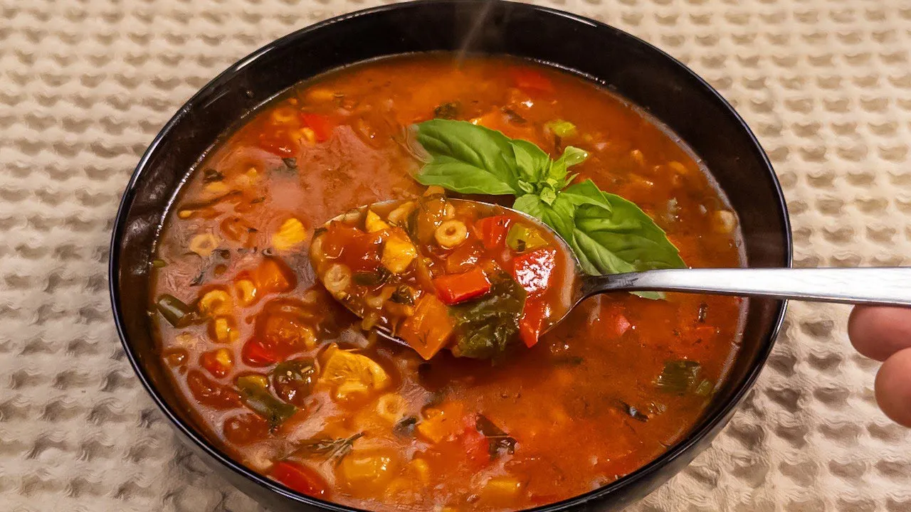Ein Mittagessen, das jeder liebt! Einfach Tomatenmark in die Brühe geben!
