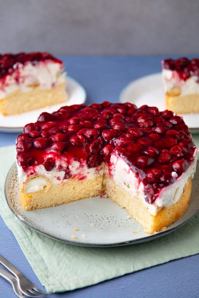 Windbeuteltorte mit Kirschen - schnell, lecker und sommerlich