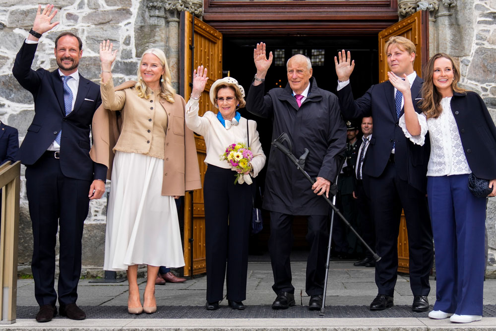 Kong Harald, dronning Sonja, kronprins Haakon, kronprinsesse Mette-Marit, prinsesse Ingrid Alexandra og prins Sverre Magnus. Foto: Fredrik Varfjell / NTB