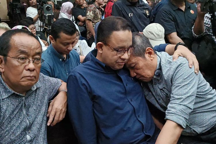 Mantan Wakil Ketua Komisi Pemberantasan Korupsi (KPK) Saut Situmorang saat dipeluk Anies Baswedan usia mendengar Thomas Trikasih Lembong dihukum 4,5 tahun penjara dalam kasus dugaan korupsi importasi gula di Pengadilan Tipikor Jakarta Pusat, Jumat (18/7/2025).