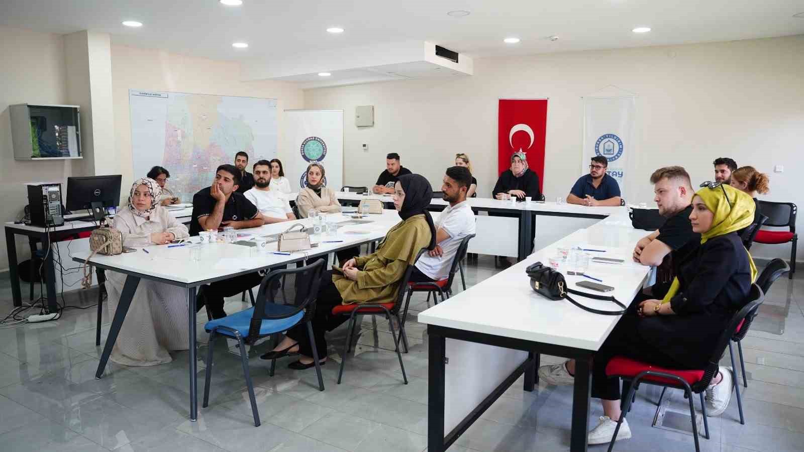 YILDIRIM BELEDİYESİ, AİLE KURMAYA HAZIRLANAN 1000 ÇİFTE, EVLİLİK ÖNCESİ AİLE KURUMUNU TANIMA, EVLİLİK SONRASI ÇOCUKLARIN YETİŞTİRİLMESİ, KARİYER SEÇİMLERİ VE YETİŞKİN BİREYLERİN HAYAT DENGELERİ ALANLARINDA EĞİTİM VERİYOR.