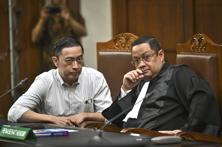 Terdakwa kasus dugaan korupsi impor gula, Thomas Trikasih Lembong atau Tom Lembong (tengah) memasuki ruangan untuk menjalani sidang pembacaan vonis di Pengadilan Tipikor, Jakarta, Jumat (18/7/2025). Foto: Bayu Pratama S/ANTARA FOTO