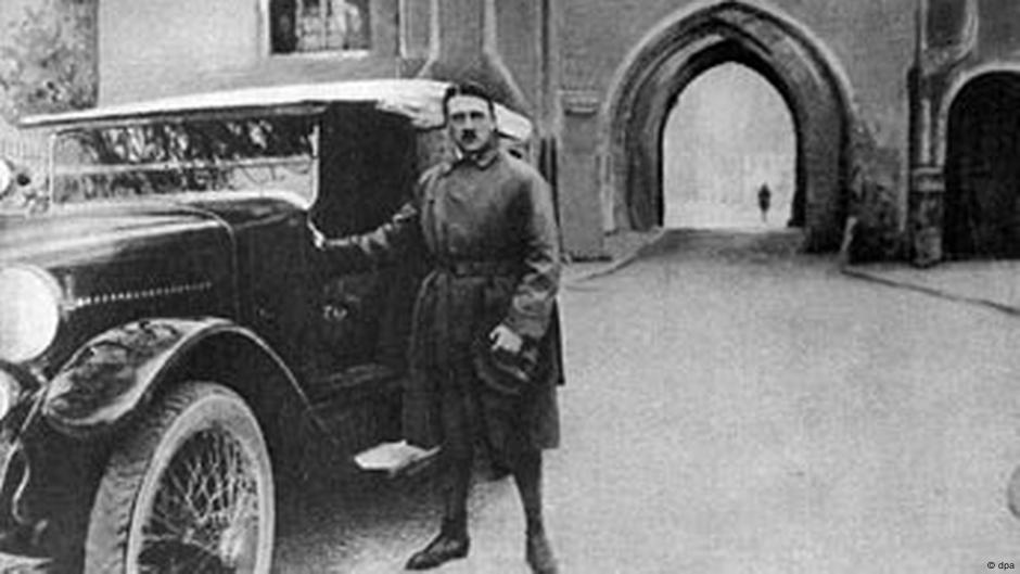 أدولف هتلر عند إطلاق سراحه من سجن لاندسبيرغ أم ليش، عام 1924. كتب كتابه التحريضي 