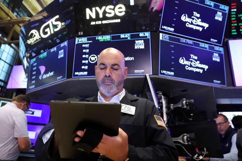 Wall St stumbles after report of Trump mulling major tariffs on Europe