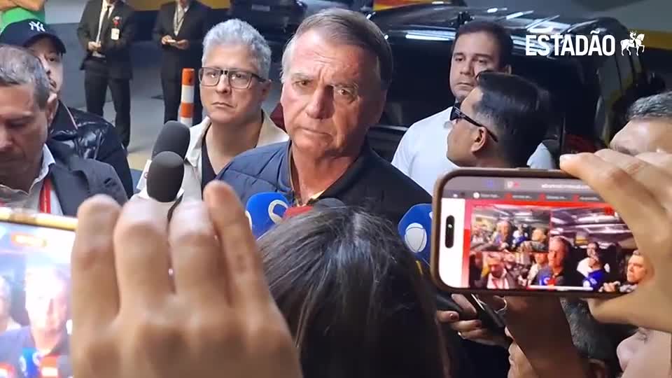 Bolsonaro dá explicações sobre pen drive