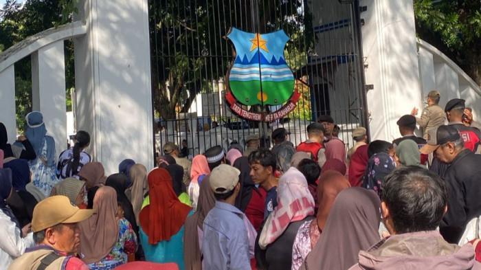 Kapolri Beri Kenaikan Pangkat Bripka Cecep yang Gugur saat Jalankan Tugas