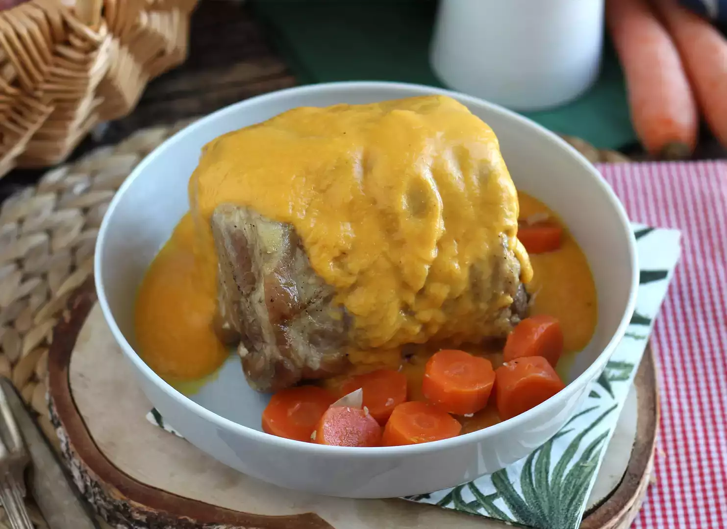 Schweinelende mit bier und karottensauce im schnellkochtopf