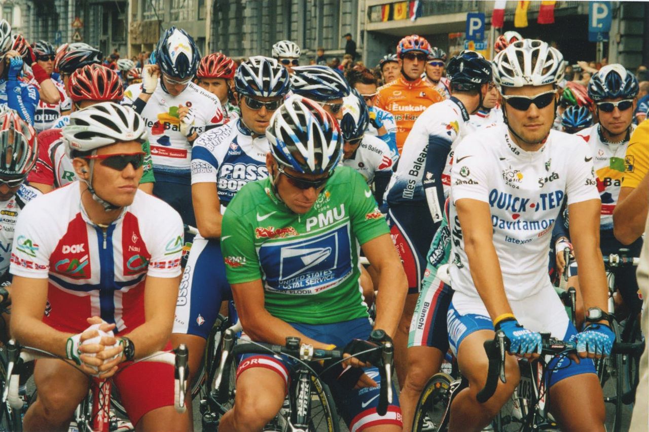 The middle-aged punk rocker who forged a press card to follow the Tour ...