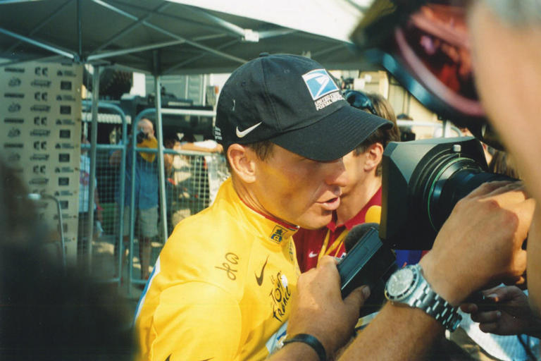 The middle-aged punk rocker who forged a press card to follow the Tour ...