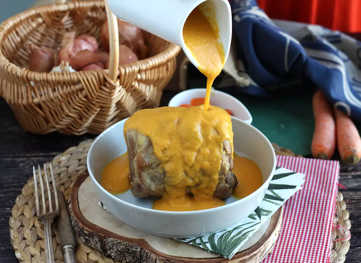 Schweinelende mit bier und karottensauce im schnellkochtopf