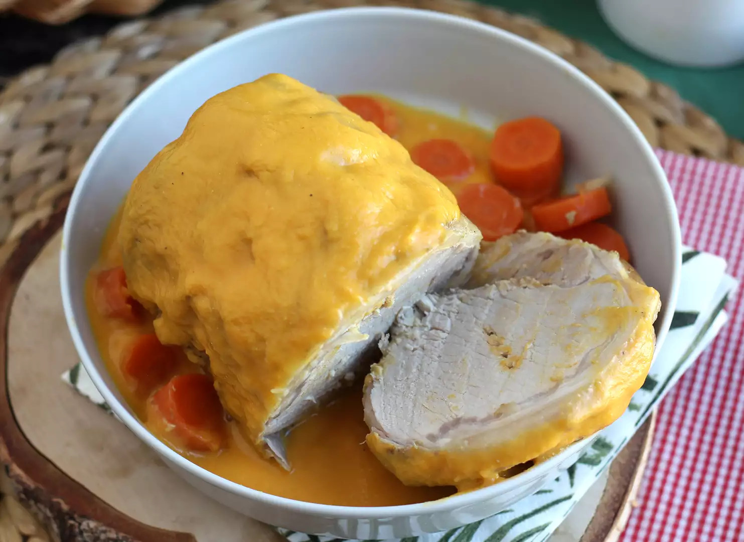 Schweinelende mit bier und karottensauce im schnellkochtopf