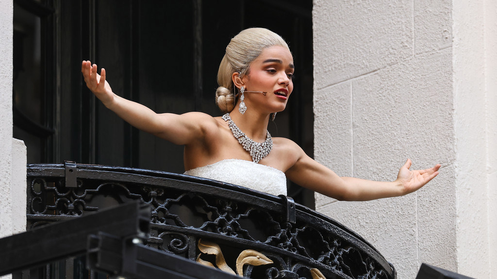 Rachel Zegler bouleversée par les réactions à la scène du balcon d #39 Evita Rachel Zegler bouleversée par les réactions à la scène du balcon d #39 Evita
