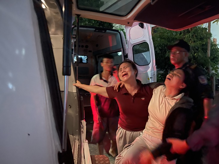 Người thân khóc nghẹn khi đưa thi thể nạn nhân về an táng - Ảnh: VŨ ĐẠT