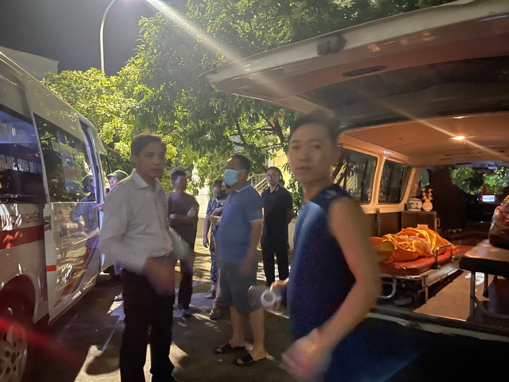 Gia đình đưa nạn nhân Lương Văn Yên và hai con về quê cha đất tổ tổ chức lễ tang - Ảnh: VŨ ĐẠT